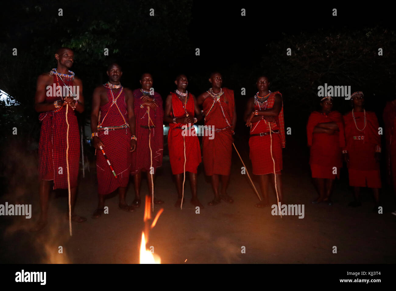 Masai persone ballo dal fuoco. Masai Mara Game Reserve. Kenya. Foto Stock