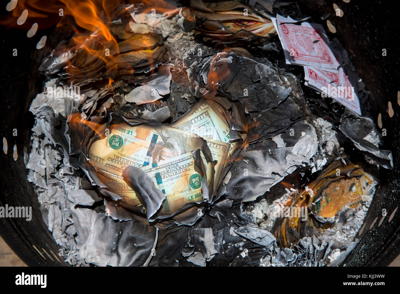 Fake note bruciato dai negozianti Chinese-Cambodian sulla luna piena giorni. Battambang. Cambogia. Foto Stock