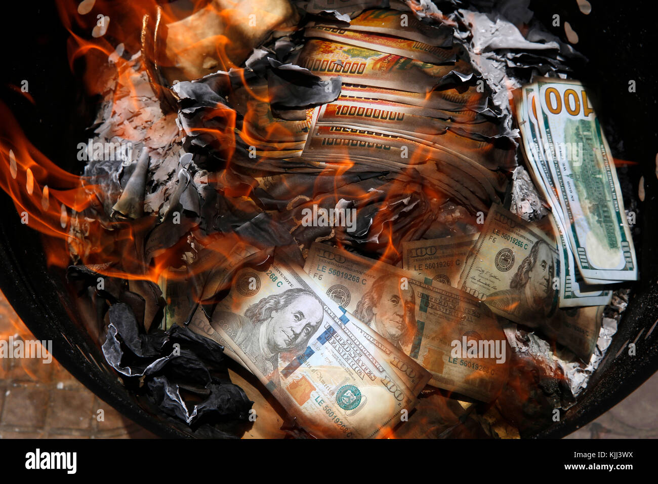 Fake note bruciato dai negozianti Chinese-Cambodian sulla luna piena giorni. Battambang. Cambogia. Foto Stock