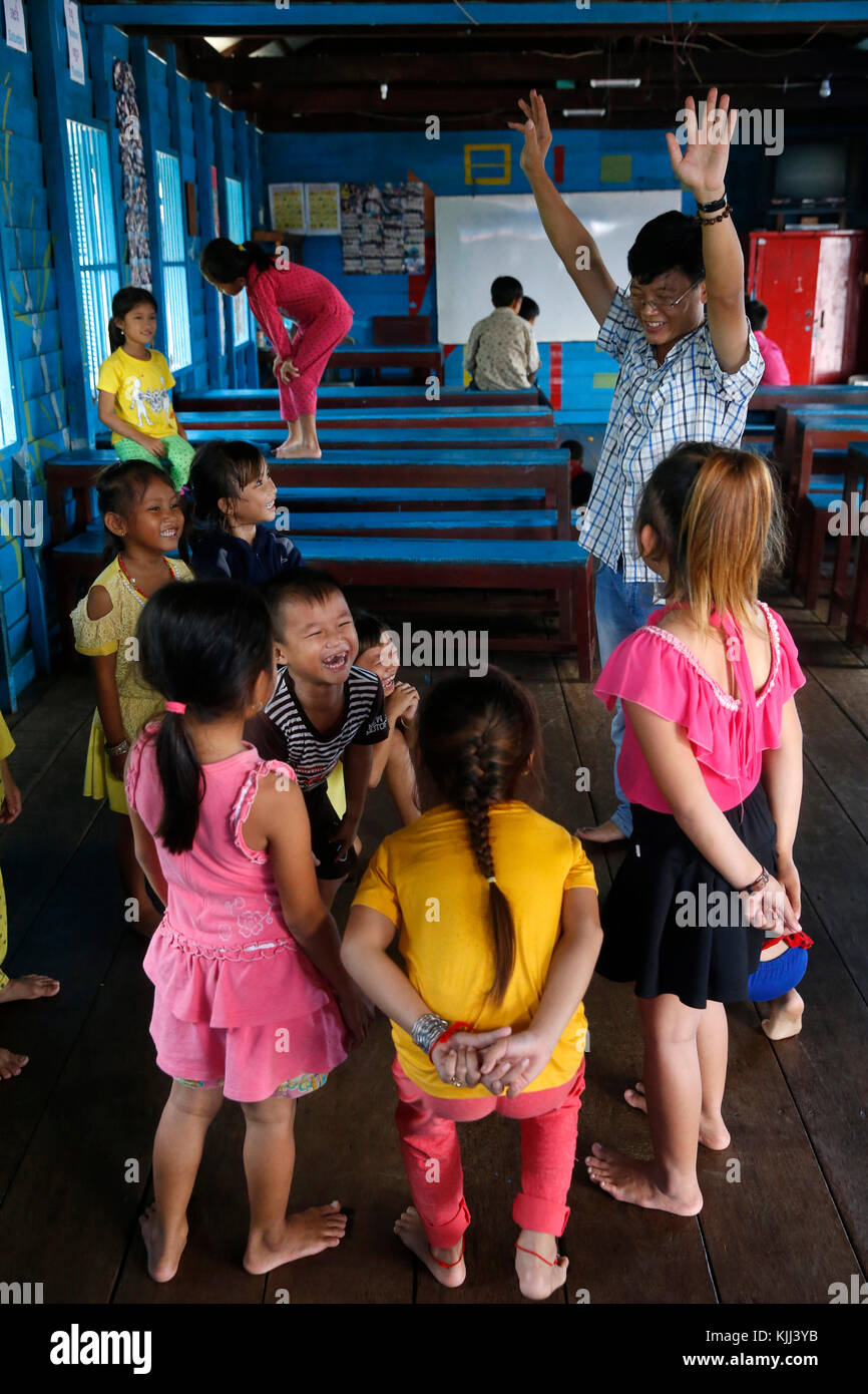 I bambini vietnamiti giocando a Chong Khnies floating chiesa cattolica sul lago Tonle Sap. Cambogia. Foto Stock