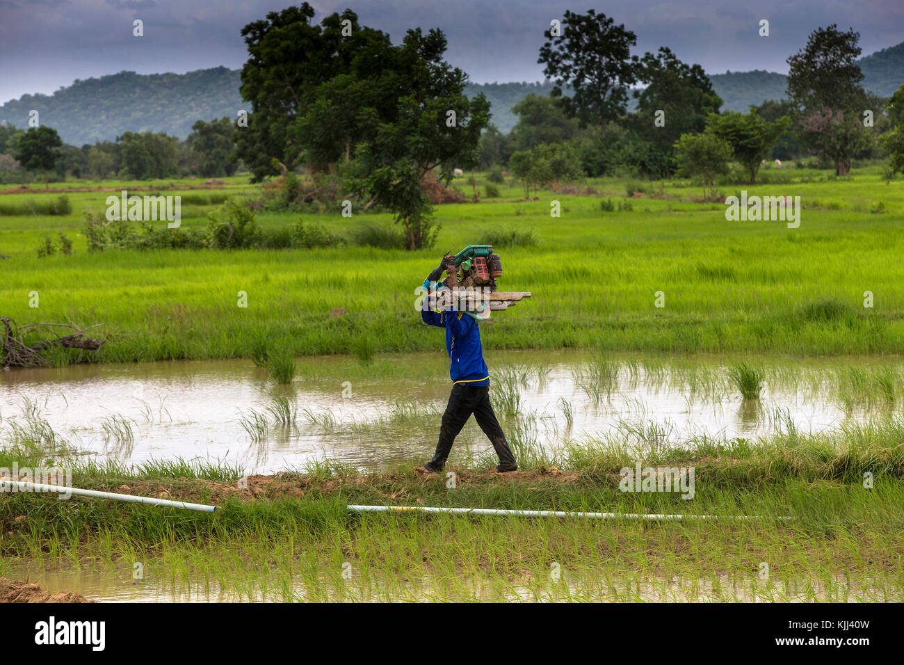 L'agricoltore Khmer che trasportano una pompa per irrigazione. Cambogia. Foto Stock
