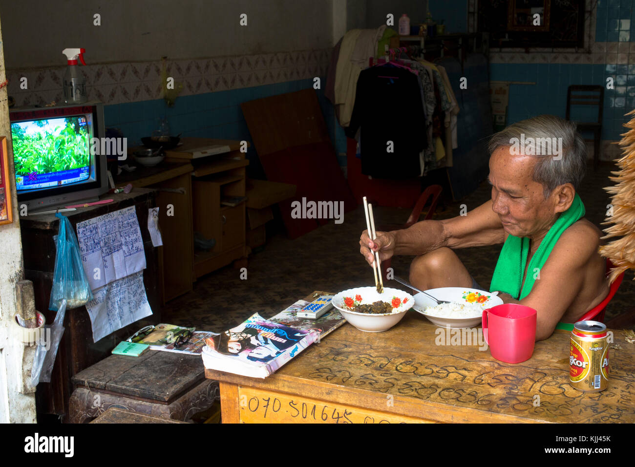 Il Khmer di mangiare il pranzo nel suo Battambang home. Cambogia. Foto Stock