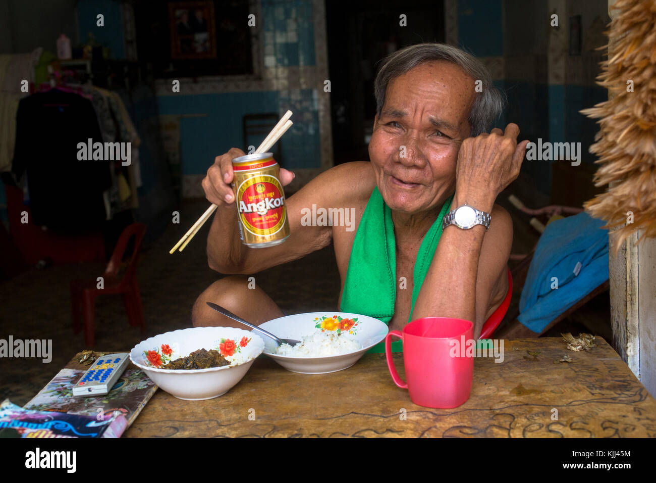Il Khmer di mangiare il pranzo nel suo Battambang home. Cambogia. Foto Stock
