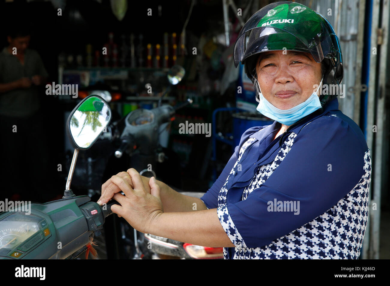 Il Khmer motociclista che indossa un casco. Battambang. Cambogia. Foto Stock