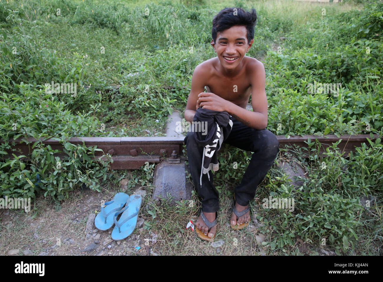I giovani che vivono in una baraccopoli di Battambang. Battambang. Cambogia. Foto Stock
