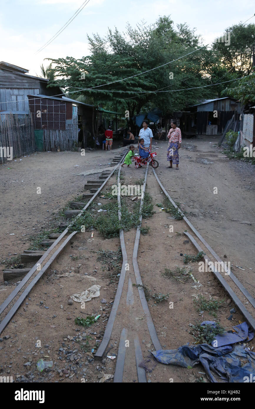 Baraccopoli intorno a una in disuso la linea ferroviaria. Battambang. Cambogia. Foto Stock