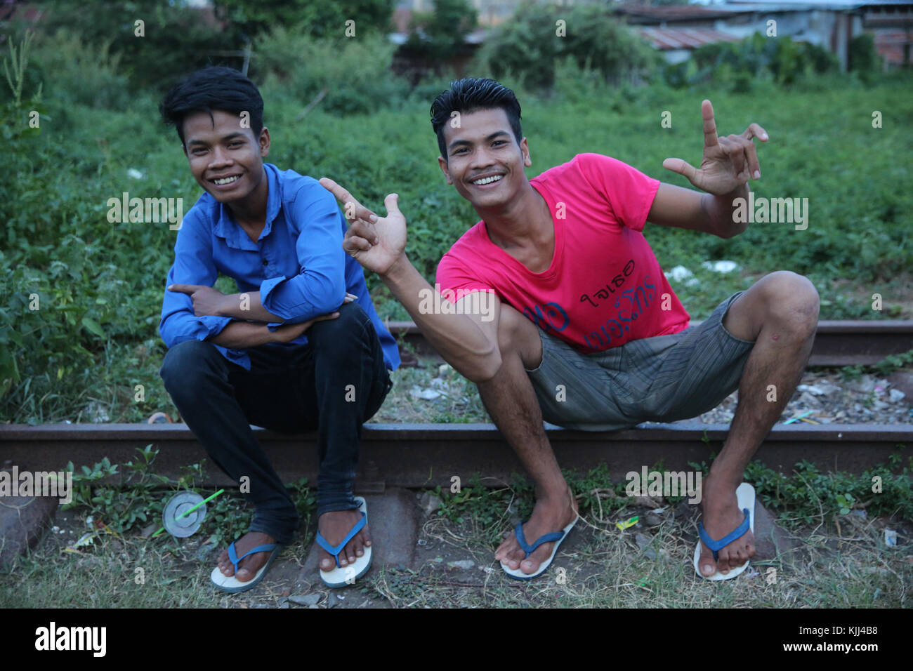 La gioventù in seduta Battambang delle baraccopoli. Cambogia. Foto Stock