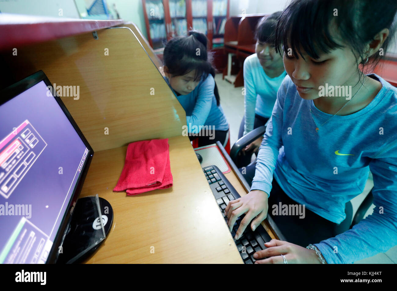 Centro per i bambini ciechi. Ragazza utilizzando un computer. Ho Chi Minh City. Il Vietnam. Foto Stock