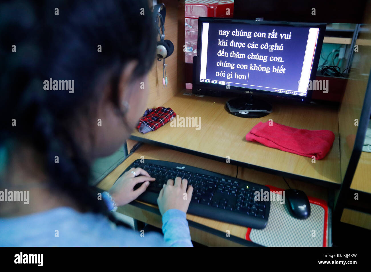 Centro per i bambini ciechi. Ragazza utilizzando un computer. Ho Chi Minh City. Il Vietnam. Foto Stock