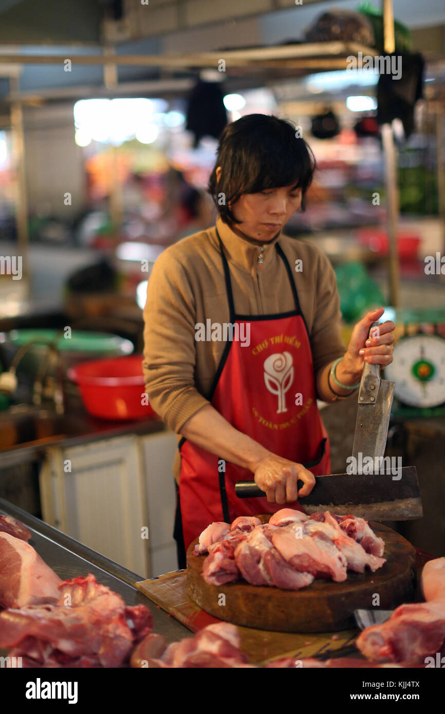 Donna vendita di carni suine fresche in un mercato. Dalat. Il Vietnam. Foto Stock