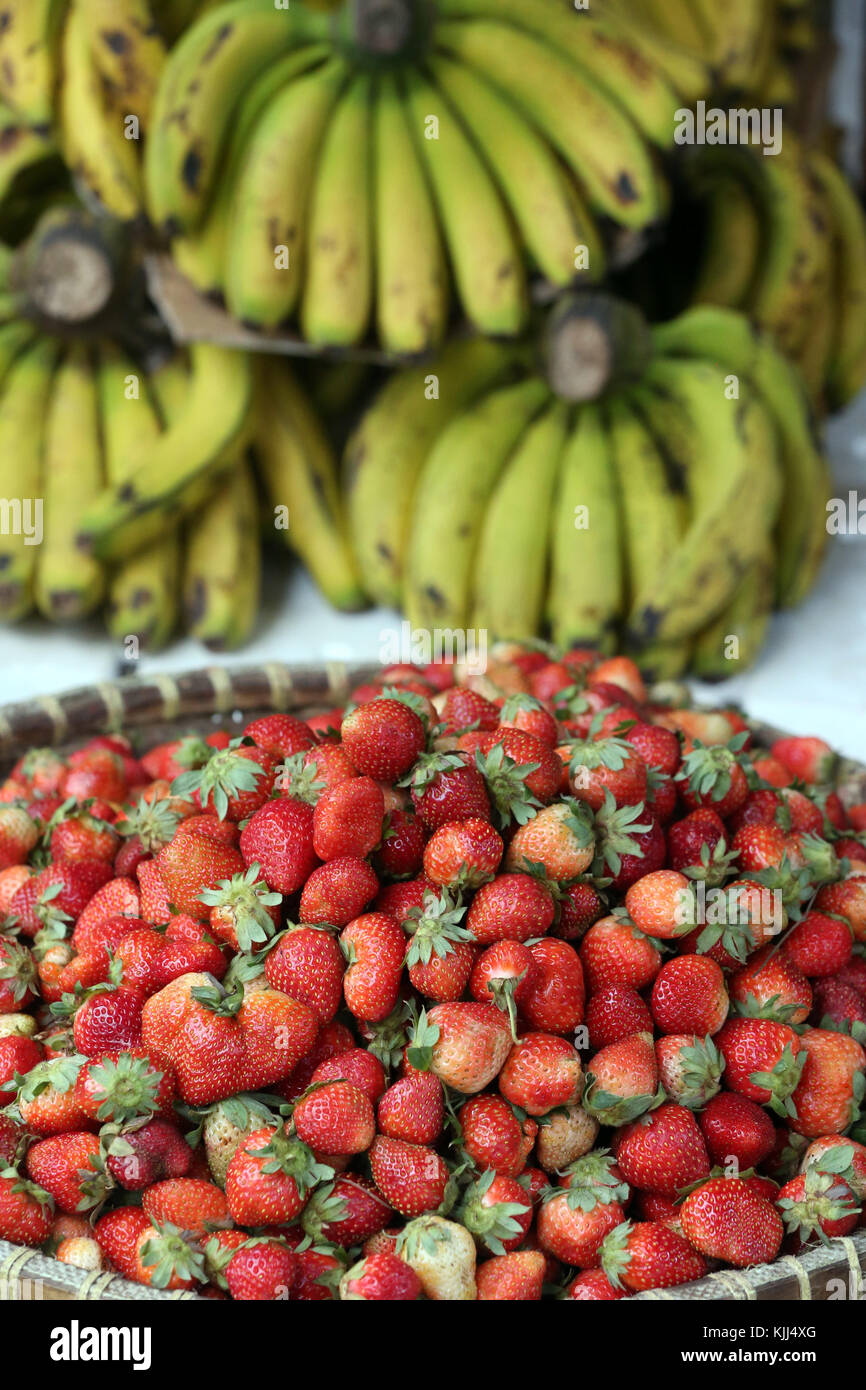 Close-up di fragole e banane al mercato di strada. Dalat. Il Vietnam. Foto Stock