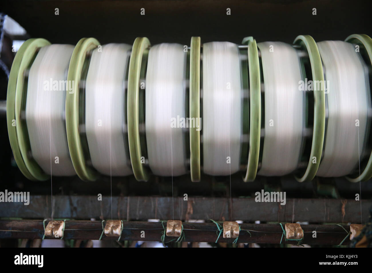 Tradizionale fabbrica di seta. Filatura della seta la macchina sul luogo di lavoro. Dalat. Il Vietnam. Foto Stock