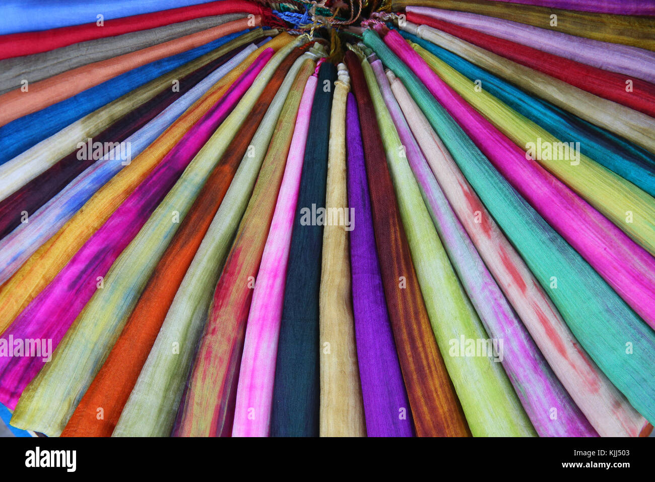 Il vietnamita e sciarpa colorata in una fila sciarpe colori vivaci strisce. Hoi An. Il Vietnam. Foto Stock