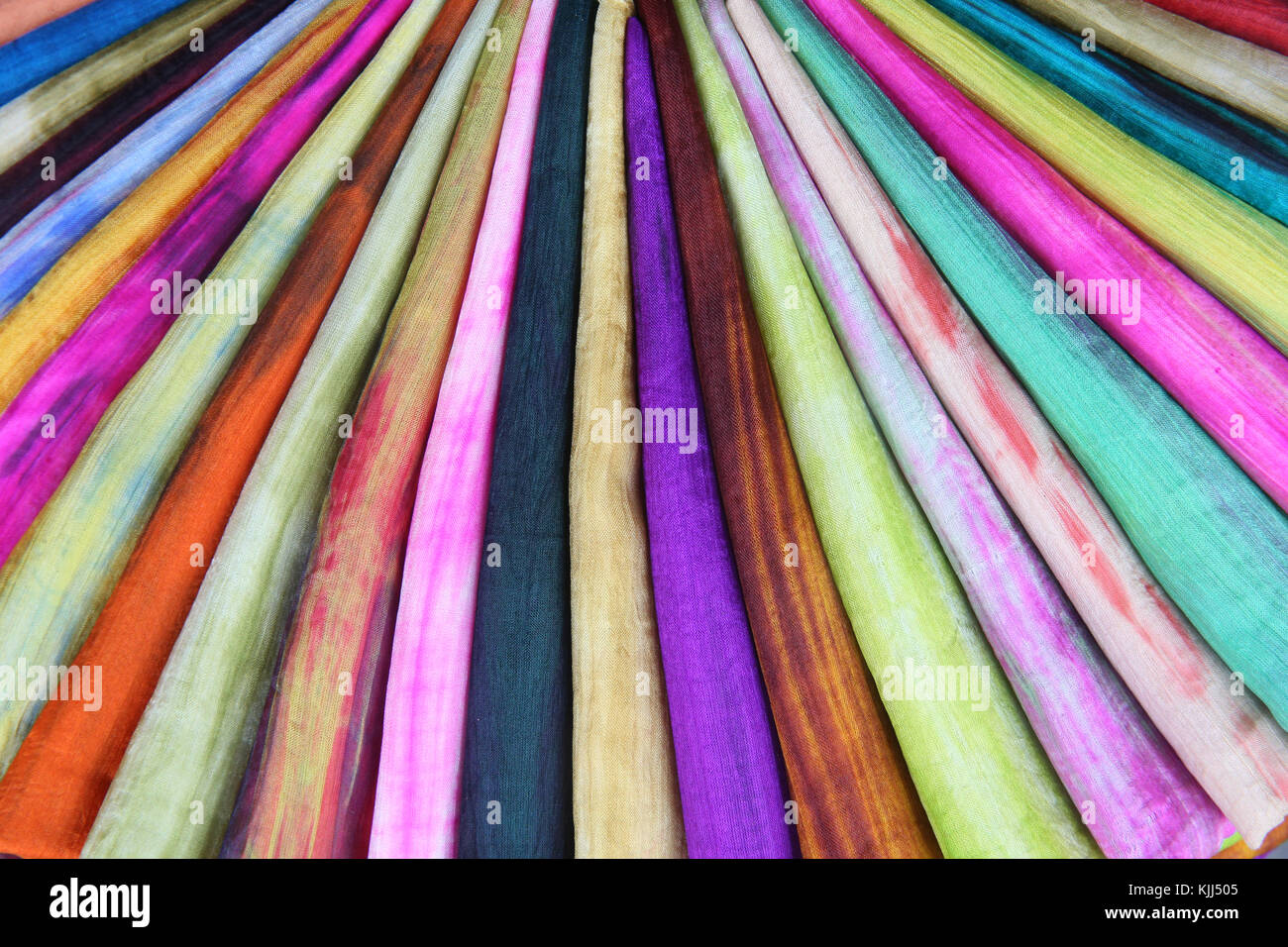 Il vietnamita e sciarpa colorata in una fila sciarpe colori vivaci strisce. Hoi An. Il Vietnam. Foto Stock