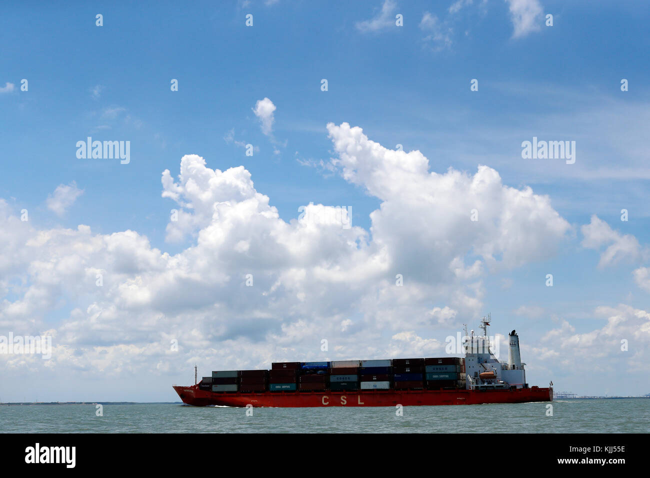 Nave cargo nel Mare della Cina del Sud. Il Vietnam. Foto Stock