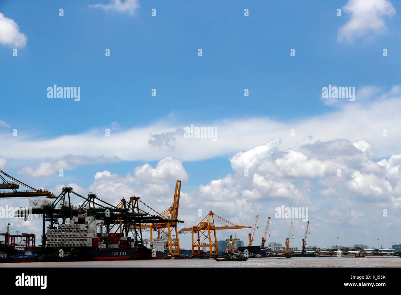 Nave da carico nel porto di Saigon. Il Vietnam. Foto Stock