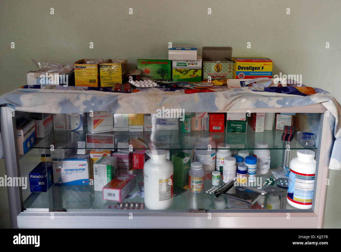 Free health clinic. Armadietto con le pillole. Foto Stock