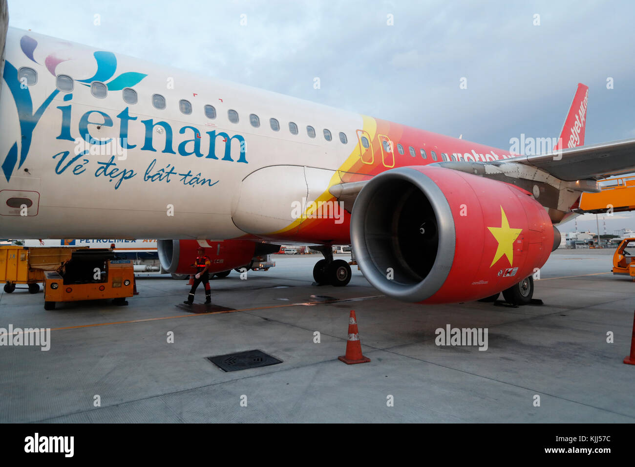 Dall'Aeroporto Internazionale di Tan Son Nhat. Il Vietnam a basso costo : Vietjet. Ho Chi Minh City. Il Vietnam. Foto Stock