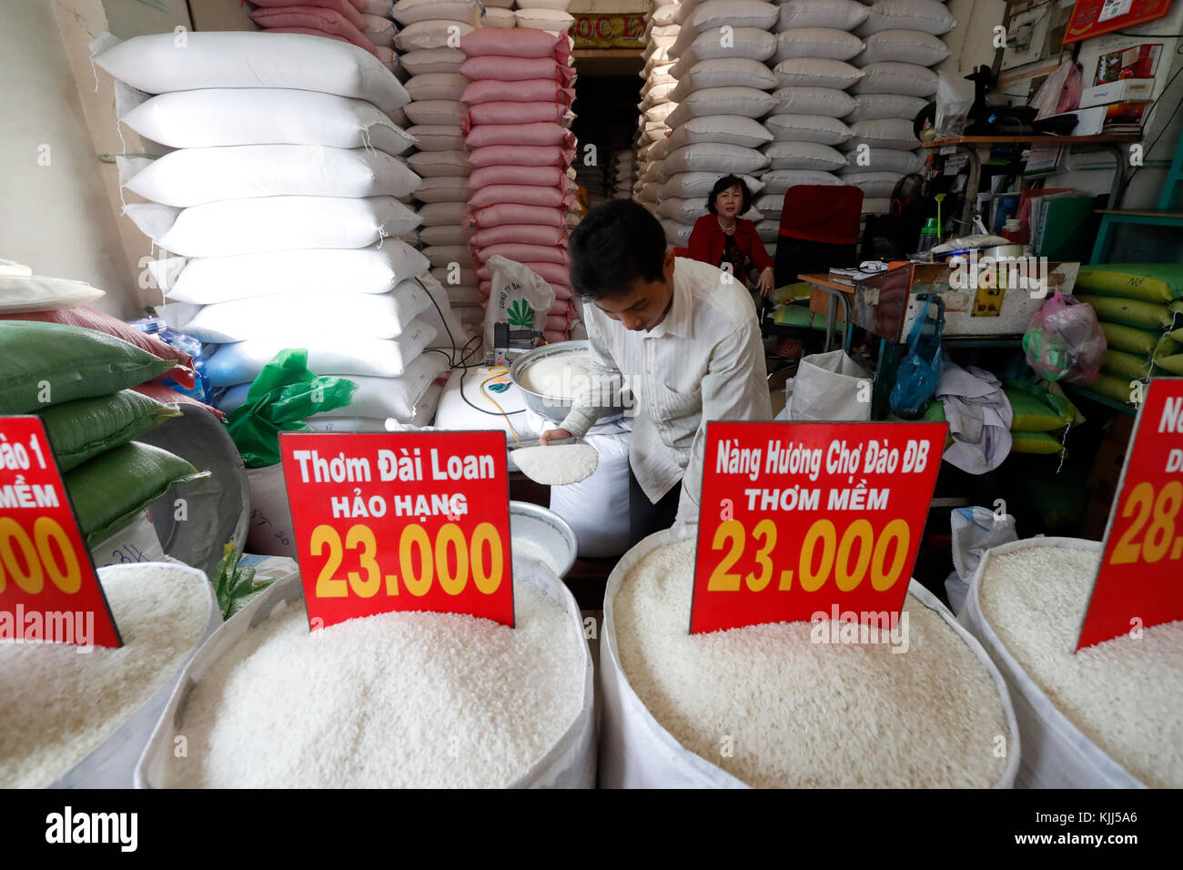 Prezzo di riso in bianco per ogni chilogrammo in Vietnam Dong. Ho Chi Minh City. Il Vietnam. Foto Stock