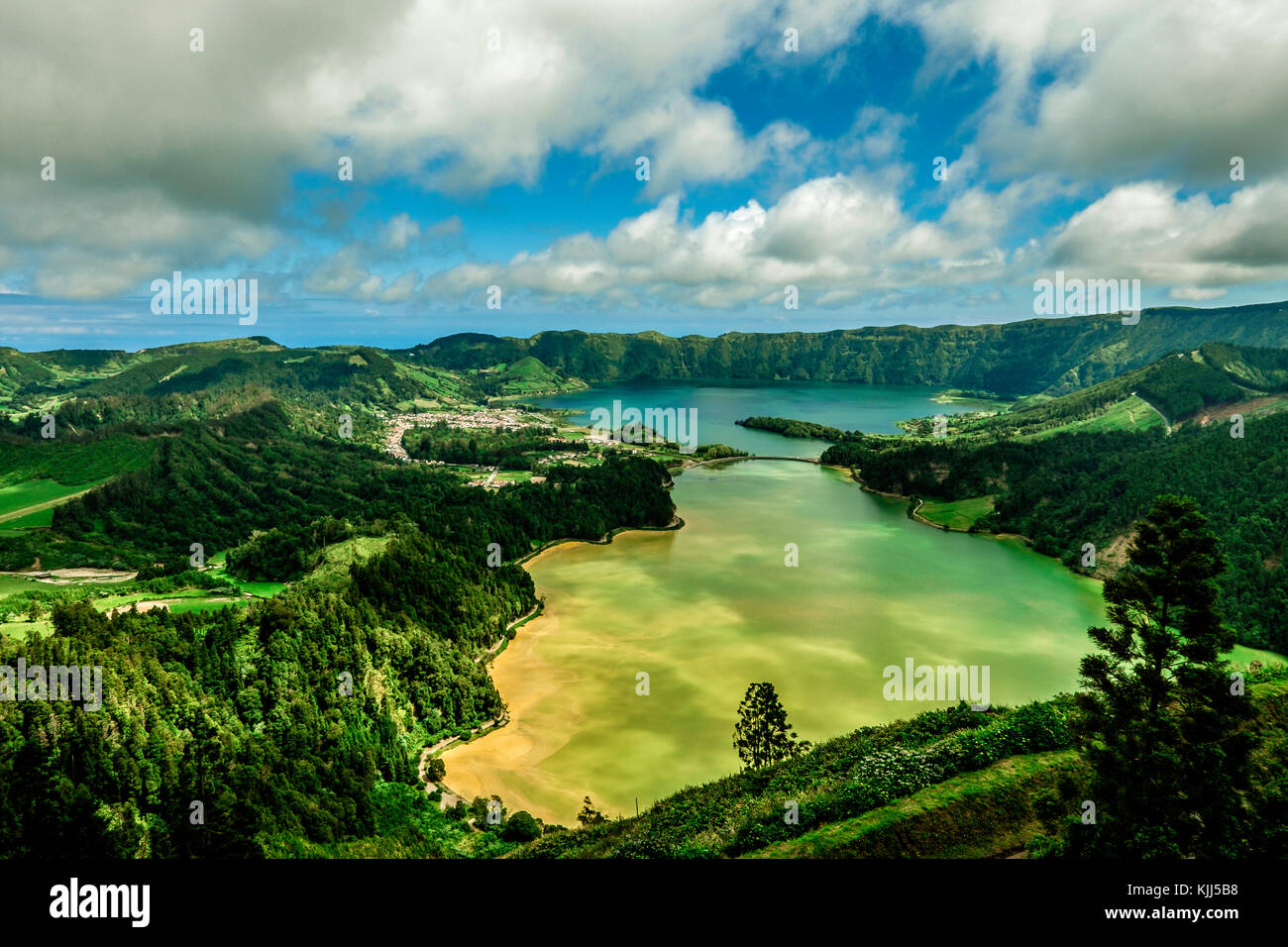 Lagoa das Sete Cidades, Sete Cidades lake è un lago di origine vulcanica in s.miguel island, Azzorre Foto Stock