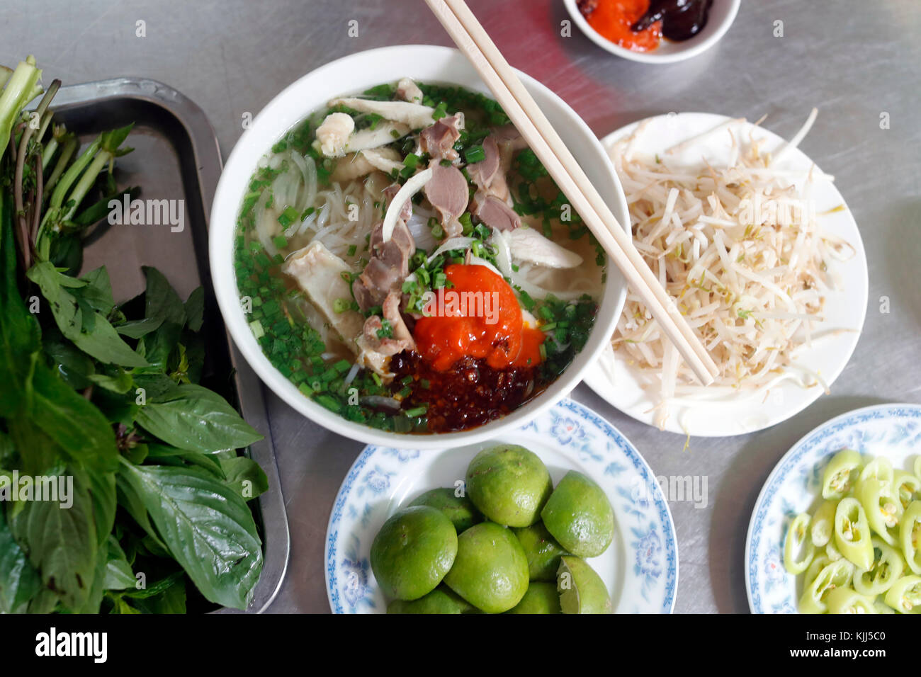 Ciotola di vietnamiti zuppa di noodle al noto come Pho. Ho Chi Minh City. Il Vietnam. Foto Stock