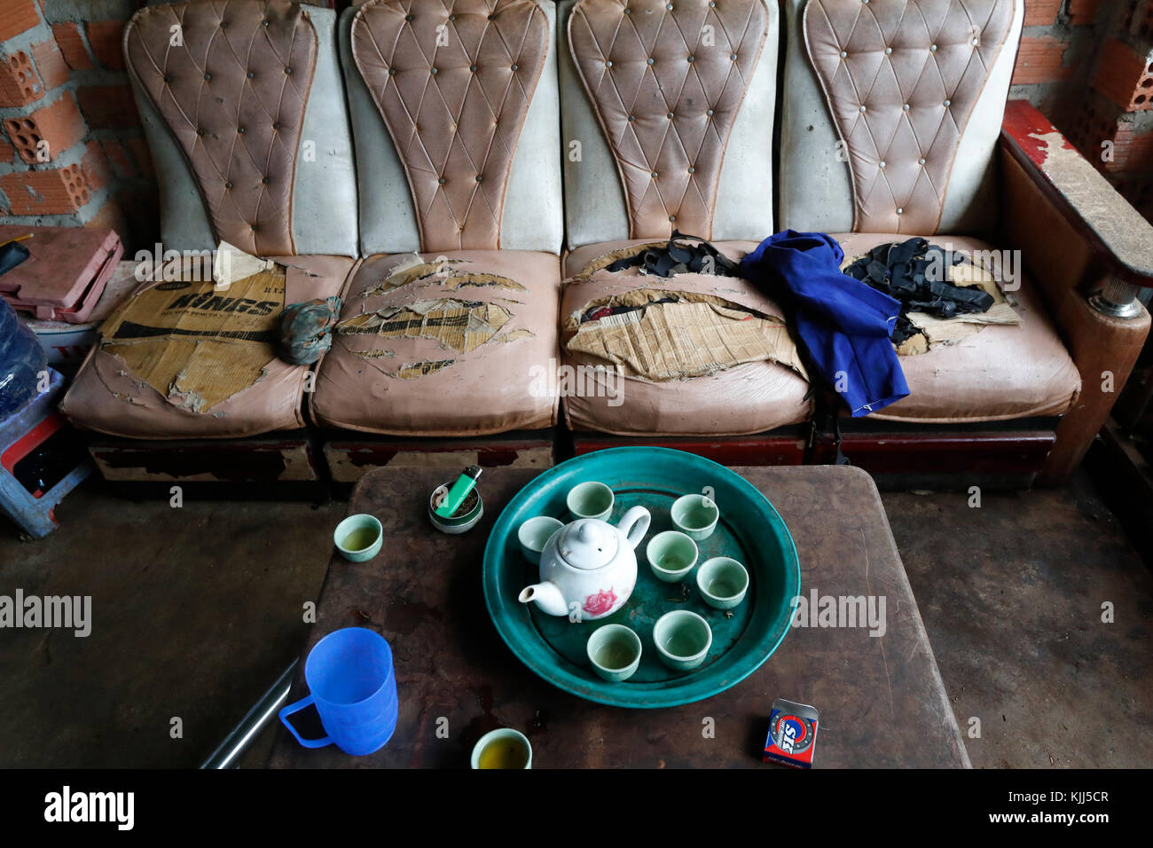 Vecchio divano in una povera casa. Kon Tum. Il Vietnam. Foto Stock