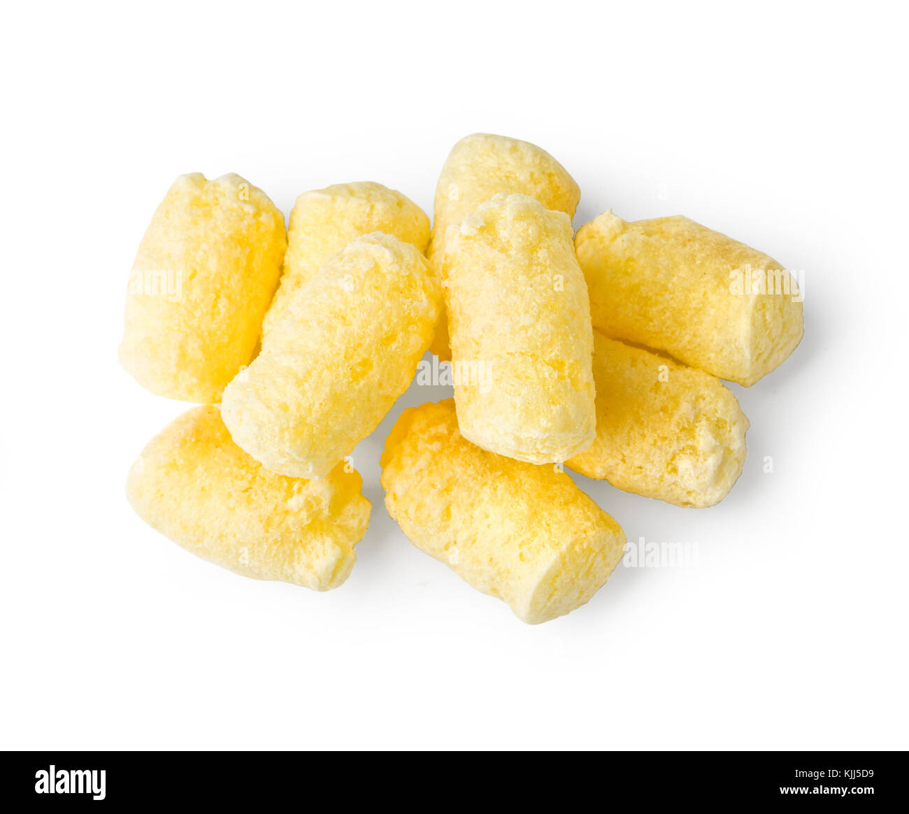 Croccante di corn snack su sfondo bianco con tracciato di ritaglio Foto Stock