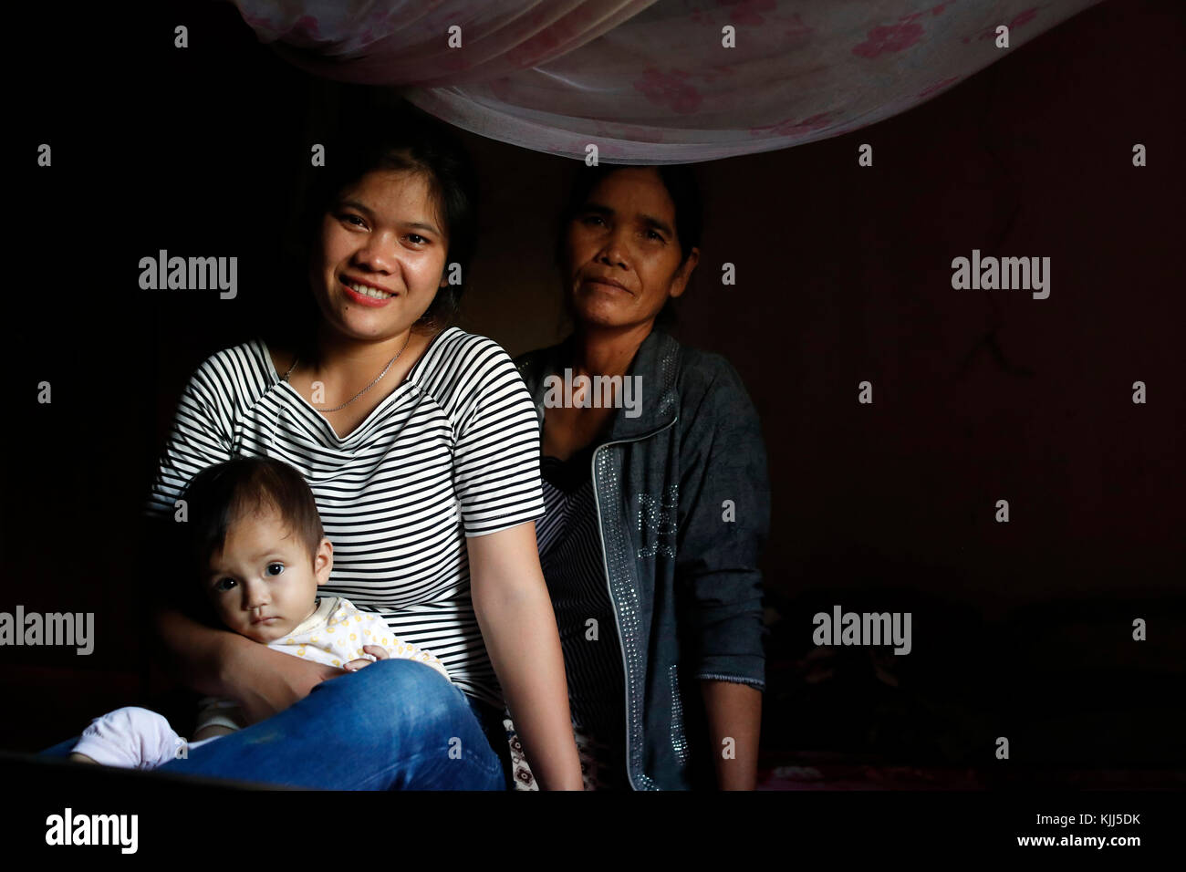 Figlio, madre e nonna. Generazioni di albero. Kon Tum. Il Vietnam. Foto Stock