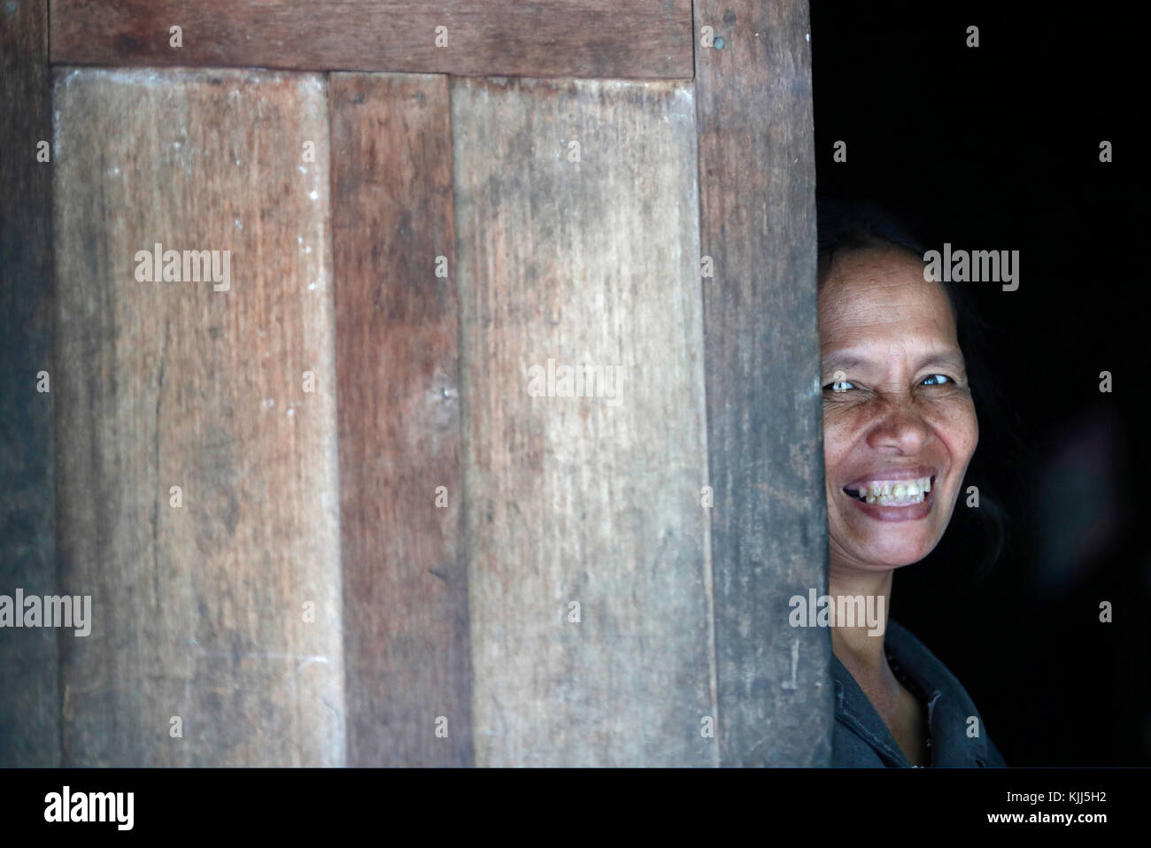 Bahnar (Ba Na) gruppo etnico. Donna sorridente dentro la sua casa tradizionale. Kon Tum. Il Vietnam. Foto Stock