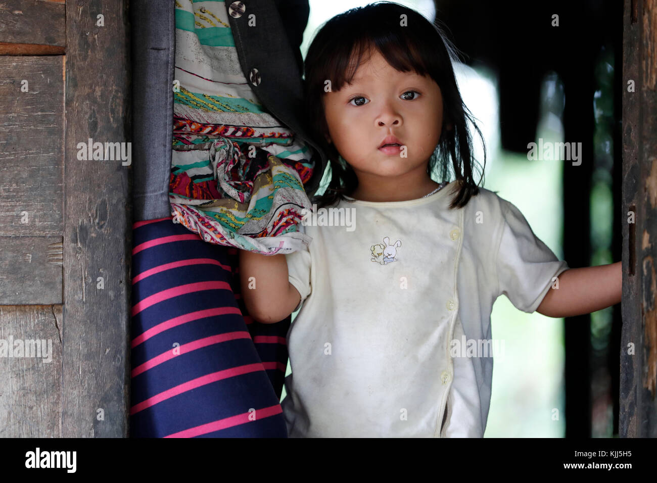 Bahnar (Ba Na) gruppo etnico. Una donna e di sua figlia dentro la loro abitazione tradizionale. Kon Tum. Il Vietnam. Foto Stock