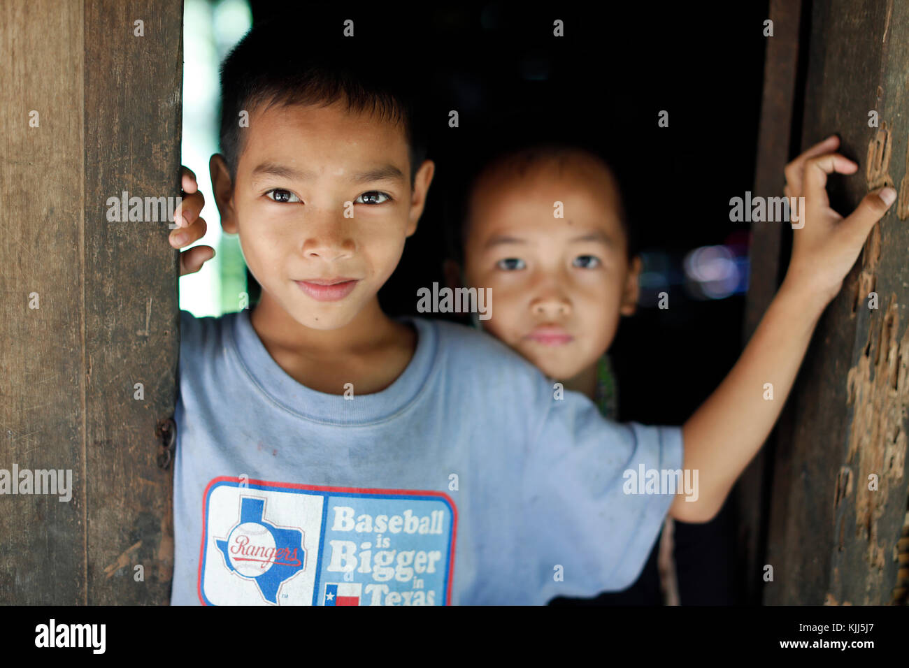 Bahnar (Ba Na) gruppo etnico. Due fratelli davanti alla loro casa. Kon Tum. Il Vietnam. Foto Stock