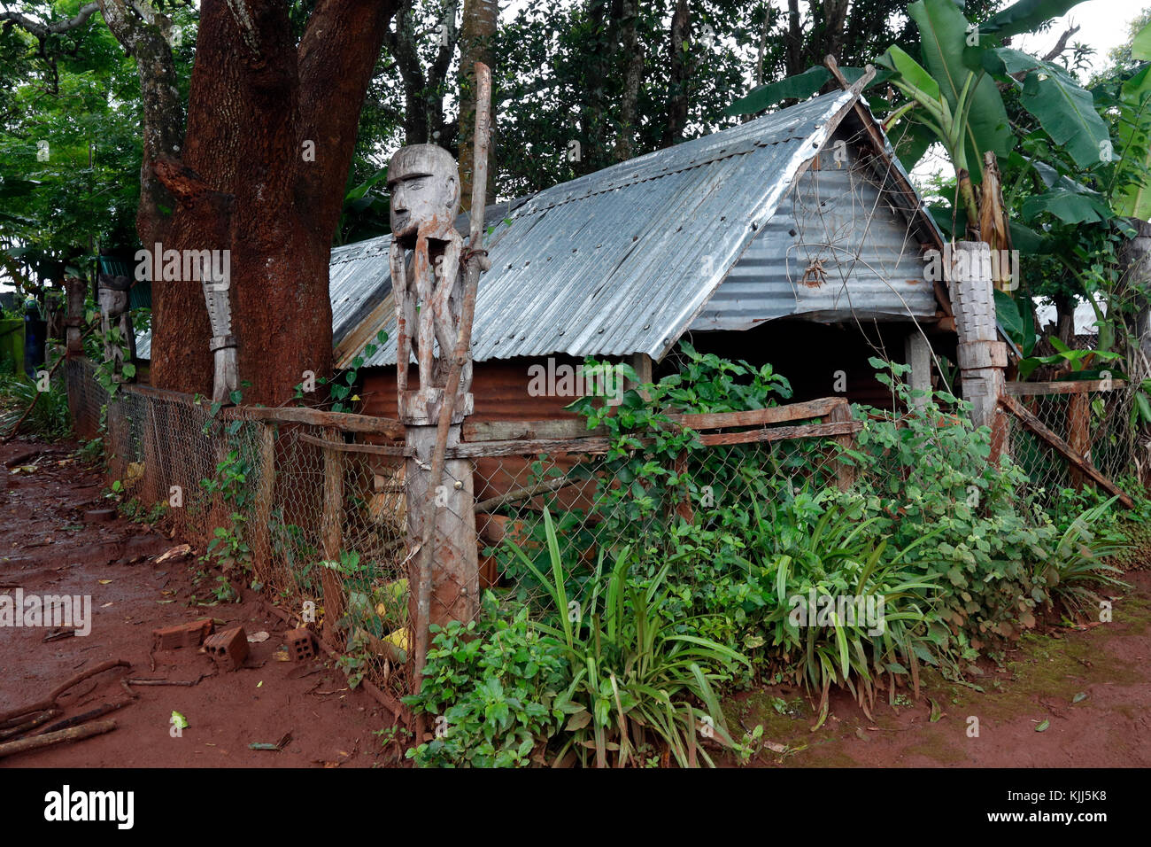 Jarai (Gia Rai) gruppo etnico. Graves, tombe guardando come case locali. Kon Tum. Il Vietnam. Foto Stock