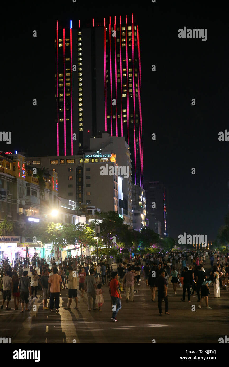 Nguyen Hue street di notte. Ho Chi Minh City. Il Vietnam. Foto Stock