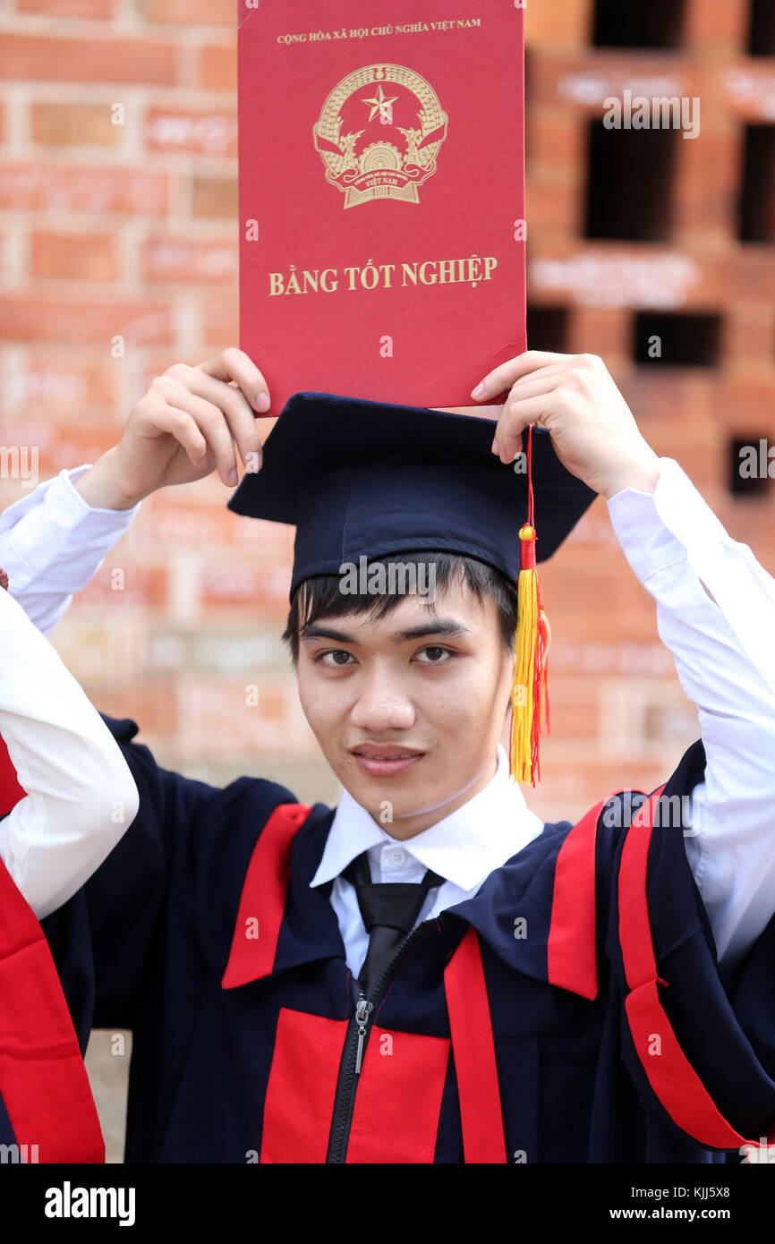 Giovani asiatici studente universitario che indossa il cappello e camice. Ho Chi Minh City. Il Vietnam. Foto Stock