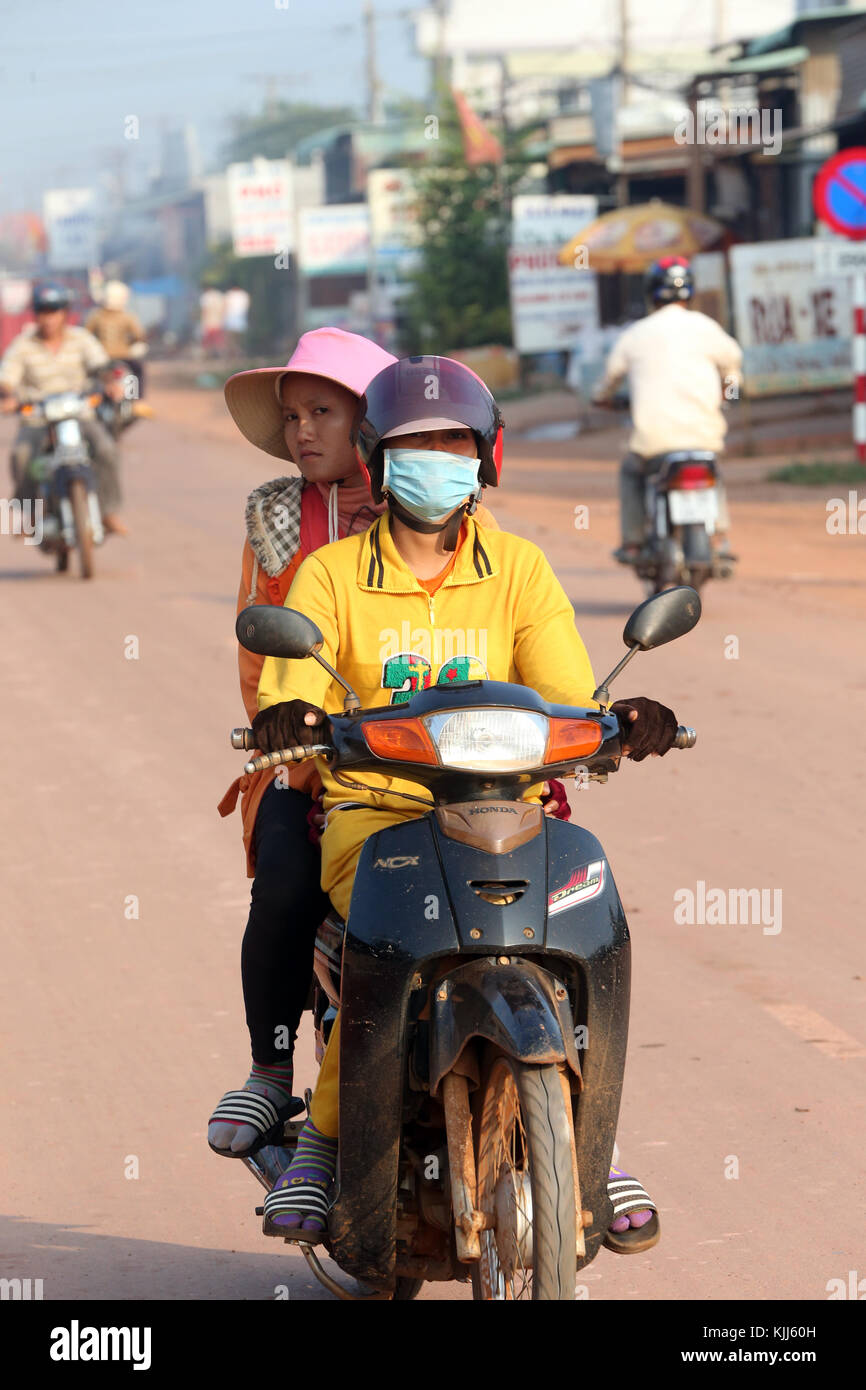 Matura in sella scooter. Thay Ninh. Il Vietnam. Foto Stock