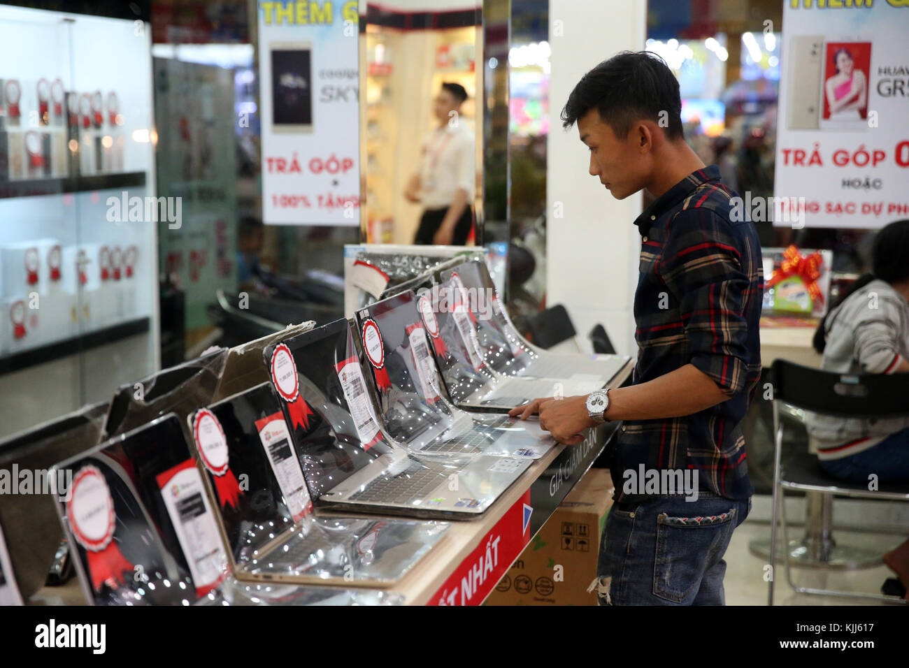 Negozio di computer. Giovane studente baying un laptop. Thay Ninh. Il Vietnam. Foto Stock