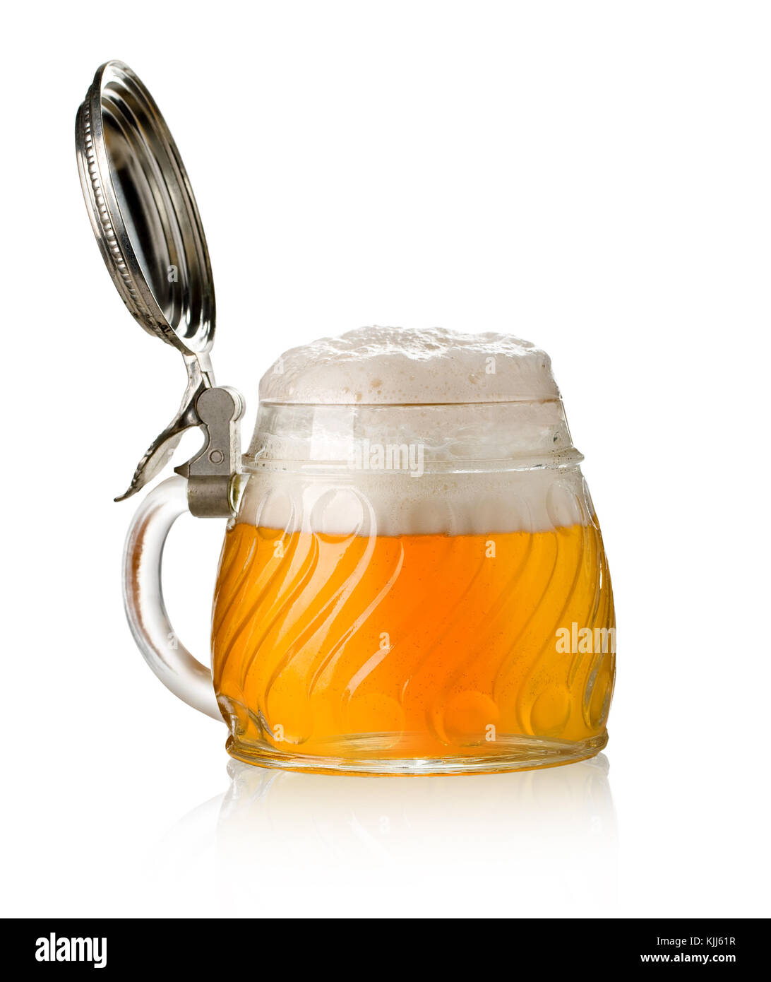 Boccale di birra con aprire il tappo metallico nel retro bianco Foto stock  - Alamy