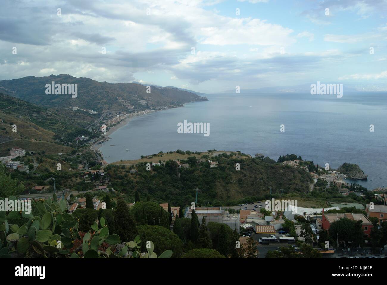 Guardando a nord lungo la costa da Taomina, Sicilia Foto Stock