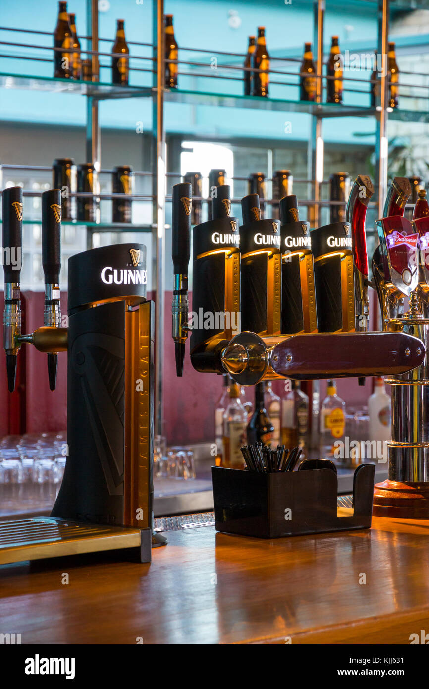 Dublino, Irlanda - Feb 15, 2014: guinness rubinetto di erogazione in corrispondenza di un bar nel Guinness Brewery. La birreria dove 2,5 milioni di pinte di stout sono prodotte dail Foto Stock