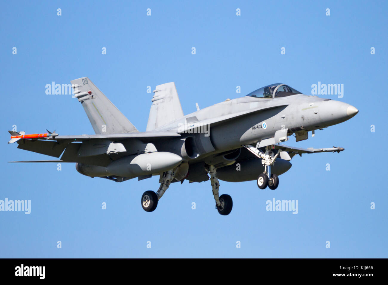 LEEUWARDEN, PAESI BASSI - Apr 21, 2016: Finnish Air Force McDonnell Douglas F/A-18 Hornet fighter jet atterraggio su Leeuwarden airbase durante militar Foto Stock
