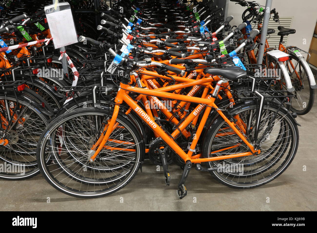 Vicenza, vi, Italia - Gennaio 1, 2017: deposito di orange biciclette per eco-turismo sostenibile nella sede del famoso tour operator chiamato giro Foto Stock