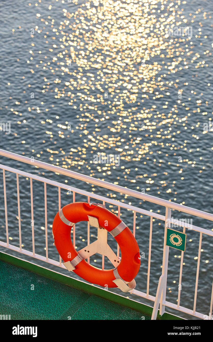 Giubbotto salvagente sulla nave da crociera. tramonto sull'oceano. travel Foto Stock
