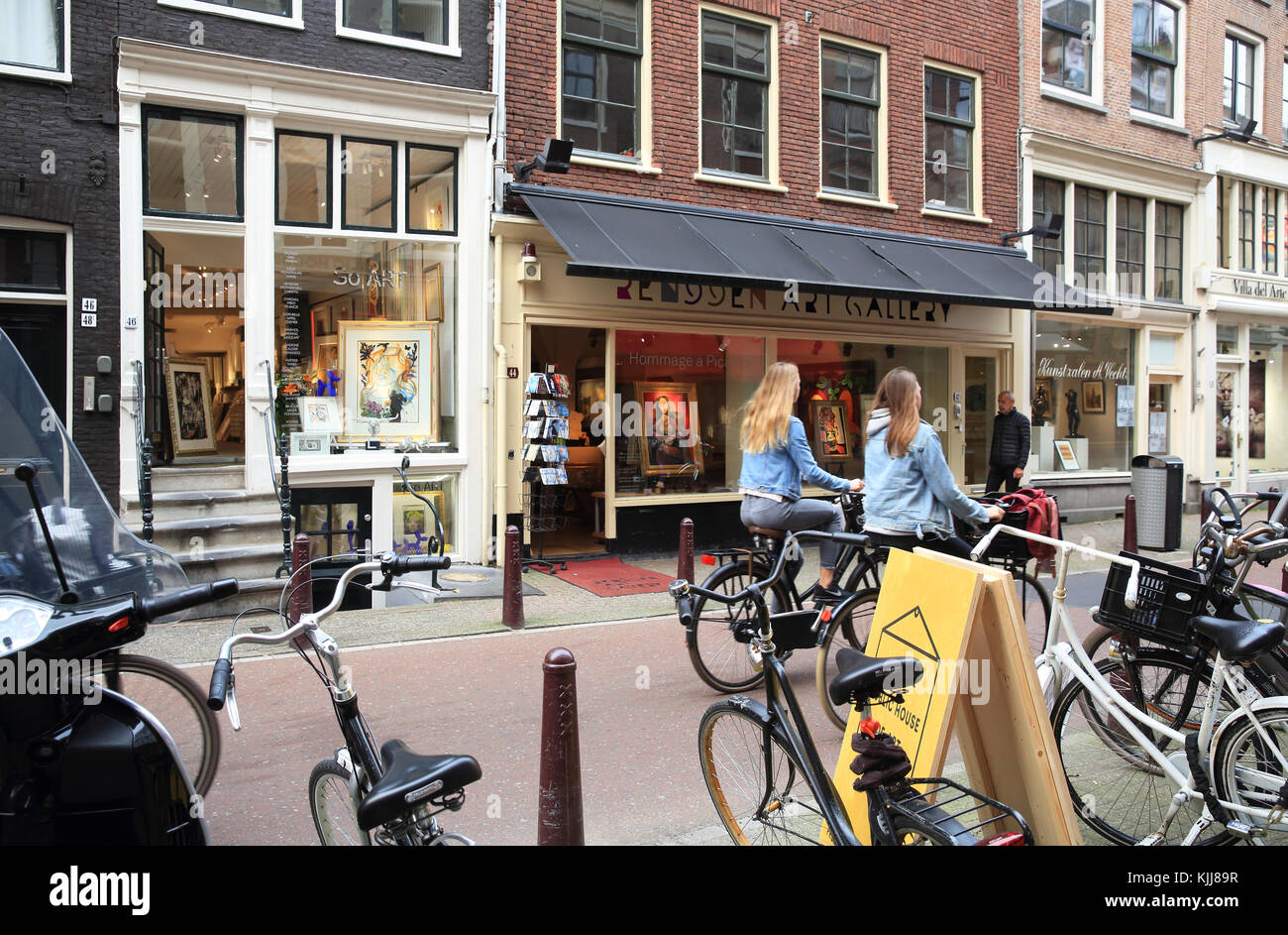 Trendy Nieuwe Spiegelstraat nell'arte e antiquariato area di Amsterdam, nei Paesi Bassi Foto Stock