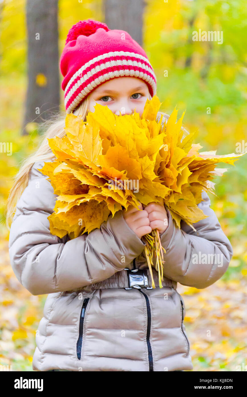 Foto della ragazza con bouquet da fogli in autunno Foto Stock