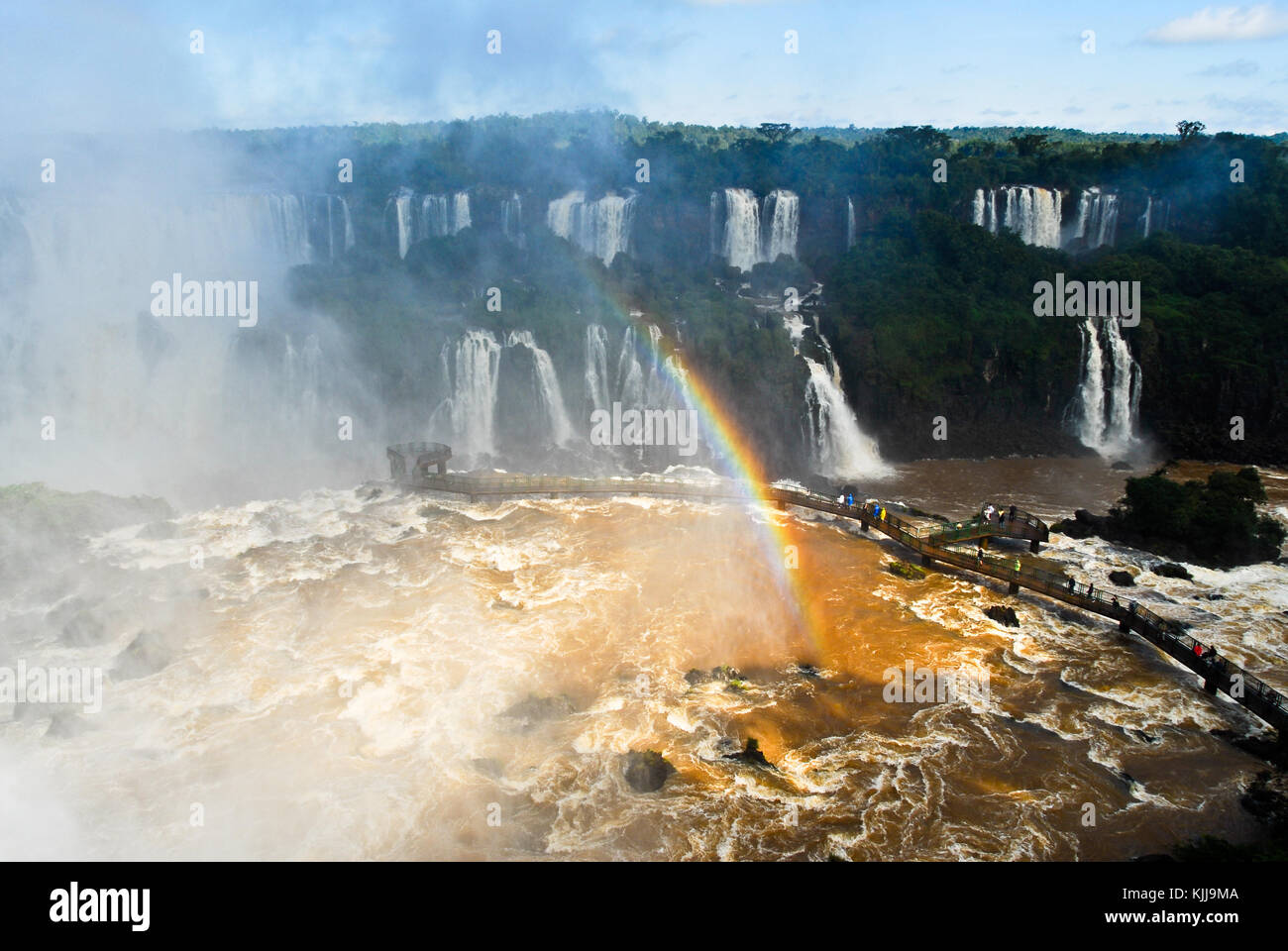 Iguassu Falls, la più grande serie di cascate del mondo, situato presso il brasiliano e argentino di frontiera, vista dal lato brasiliano. Foto Stock