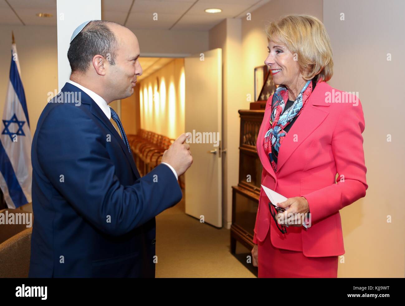 Segretario dell'istruzione degli Stati Uniti Betsy DeVos, a destra, durante un incontro con il ministro dell'istruzione israeliano Naftali Bennett, 7 novembre 2017 a Washington, DC. Foto Stock