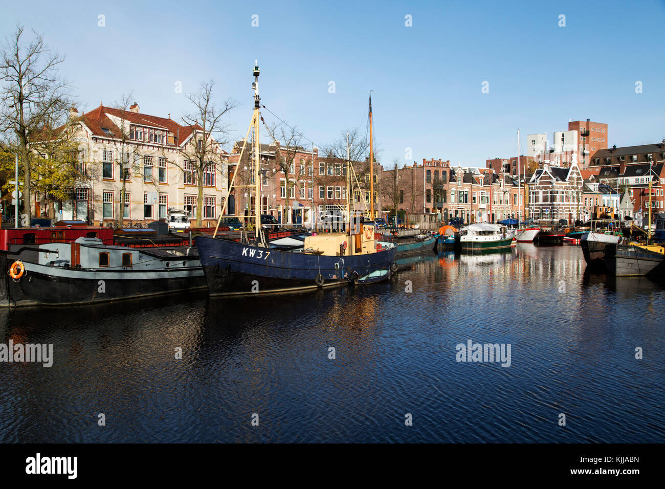 Barche ormeggiate nel winschoterdiep in groningen nei Paesi Bassi. le navi che riflettono nelle calme acque del Naviglio. Foto Stock