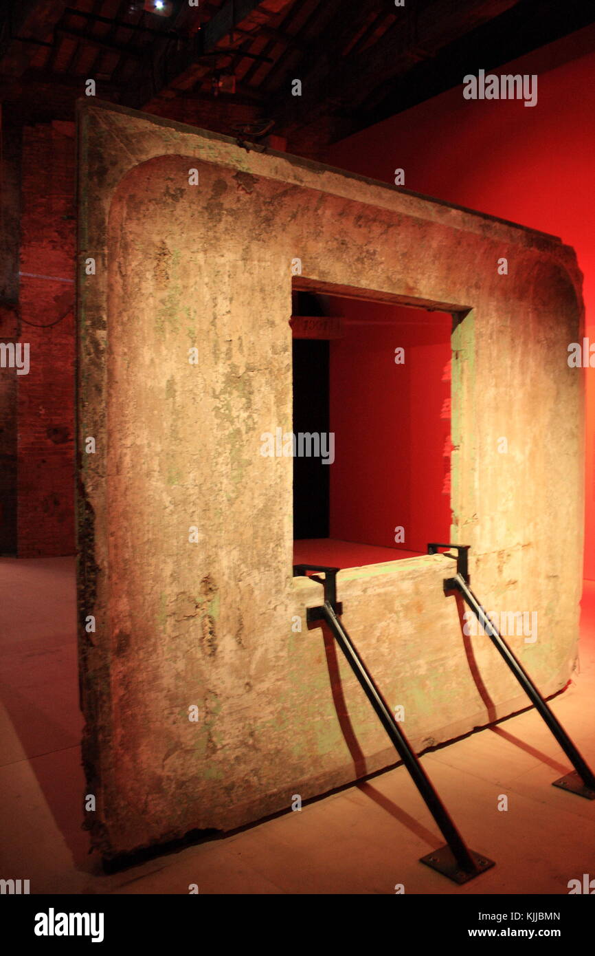Un vecchio cemento edificio socialista pannello sul display in una mostra di architettura a Venezia in Italia. Foto Stock