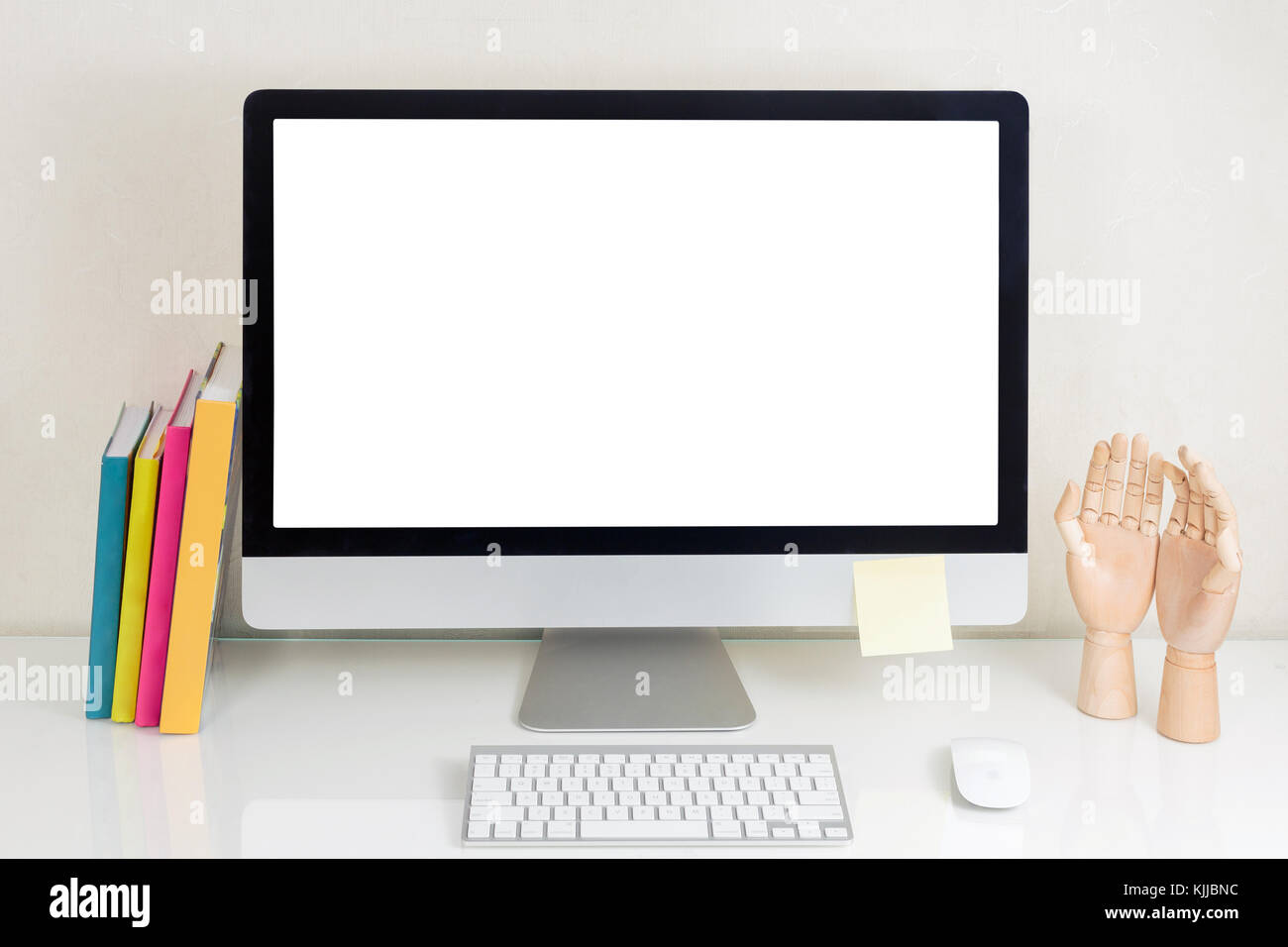 Il luogo di lavoro con il monitor di un computer con schermo vuoto sulla scrivania Foto Stock