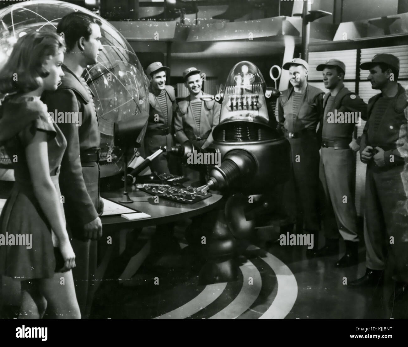 Forbidden PLANET 1956 MGM fantascienza film con Anne Francis e Leslie Nielsen a sinistra Foto Stock
